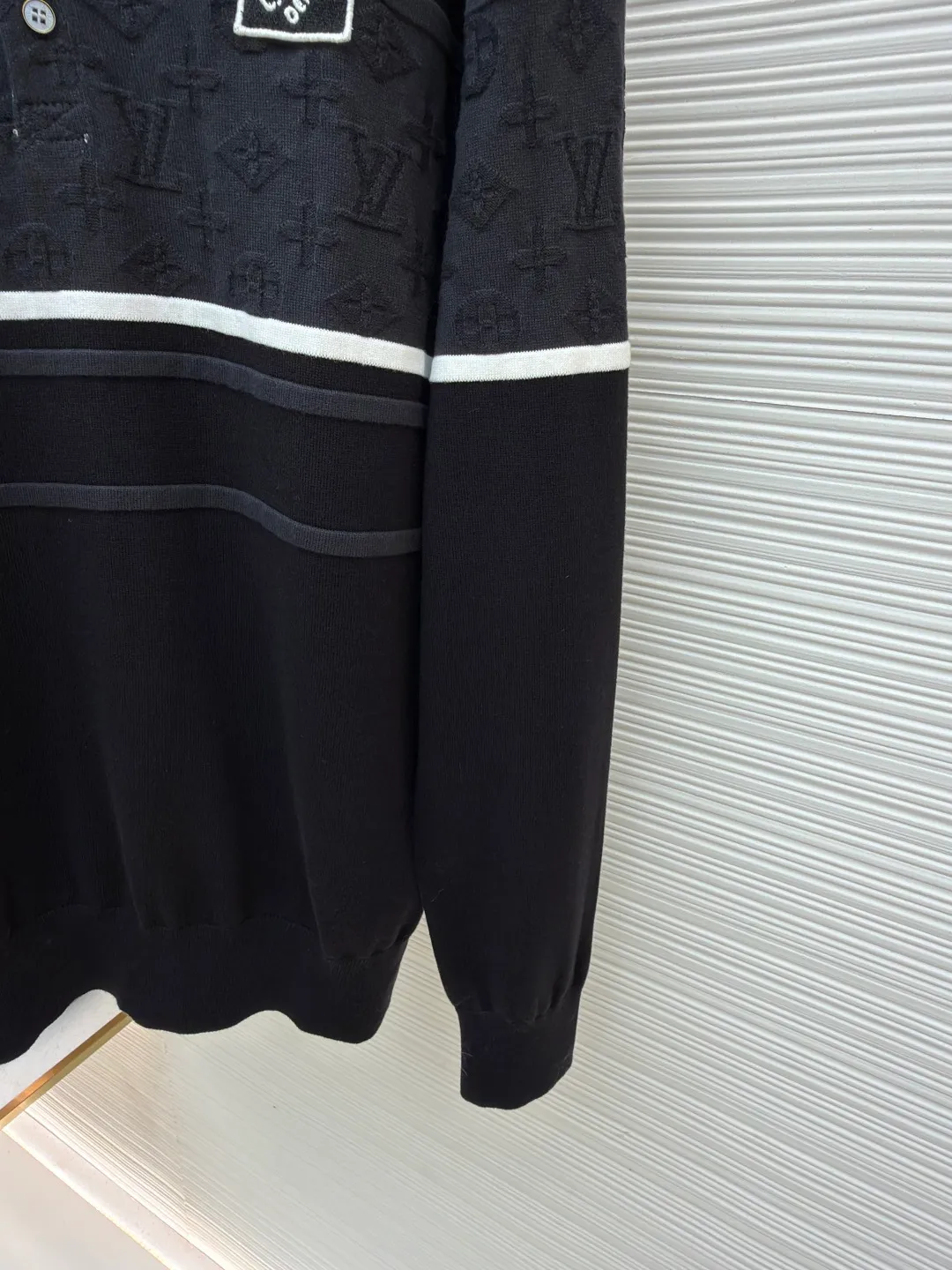 LOUIS VUITTON Jacquard long-sleeved polo shirt ●Original version: Purchased and developed for 13400 ●Item number: 1681522-B00 ●Fabric: combed cotton gauze fabric ●Technology: Jacquard production ●Color: black ●Version: Fitted version ●Weight: about 440 grams ●Size: S-M-L-XL ●Description: Soft and elastic to the touch, with excellent warmth retention and breathability. The classic lapel design fits the curve of the neck and is comfortable to wear. The knitted texture on the surface of the clothes is fine and even, showing a deep black tone, simple and elegant. The brand logo on the chest adopts precise embroidery technology, with delicate details and strong three-dimensional effect. Tailored fit to fit your body shape, showing an elegant and capable style. The ribbed design on the cuffs and hem not only increases wearing comfort, but also effectively prevents cold wind from intruding. Every stitch and thread is strictly controlled to ensure the durability and sophistication of the polo shirt. Whether it is a daily outing or a casual party, this Polo shirt can be easily worn and is an indispensable fashion item in the wardrobe. The overall wiring is straight and delicate, the fabric is comfortable and soft, and the color is consistent without color difference. It can be matched with the same style to create a fashionable look and control various occasions. Customized accessories, complete with three standards, same style for men and women!